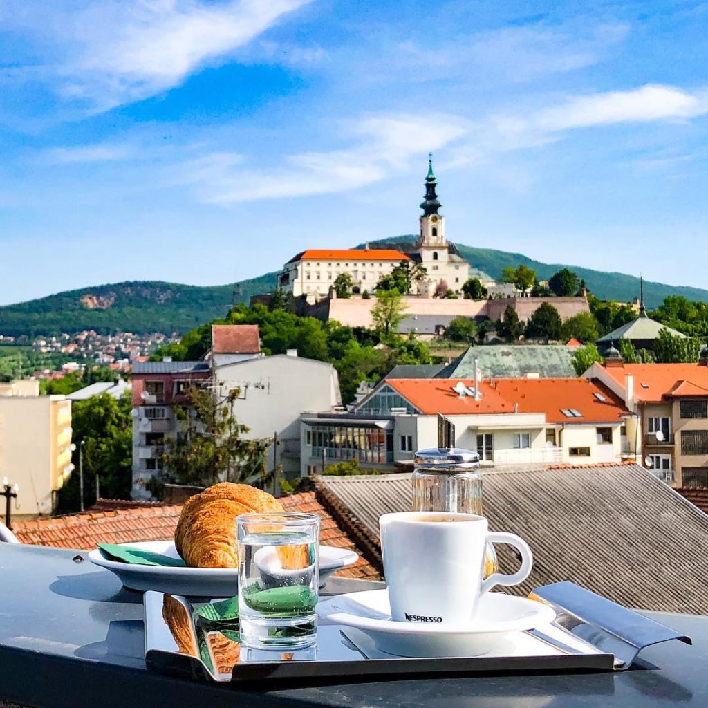 Frühstück Terasse Burg von Nitra Slowakei Kurztrip